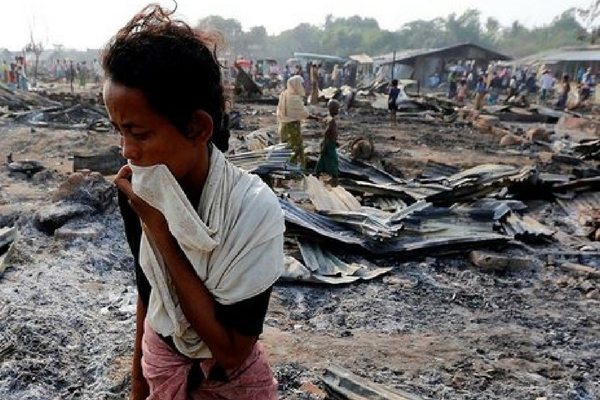Percobaan Pengusiran Warga Rohingya Oleh Aparat Militer ini Bikin Hati Menangis Percobaan Pengusiran Warga Rohingya Oleh Aparat Militer ini Bikin Hati Menangis
