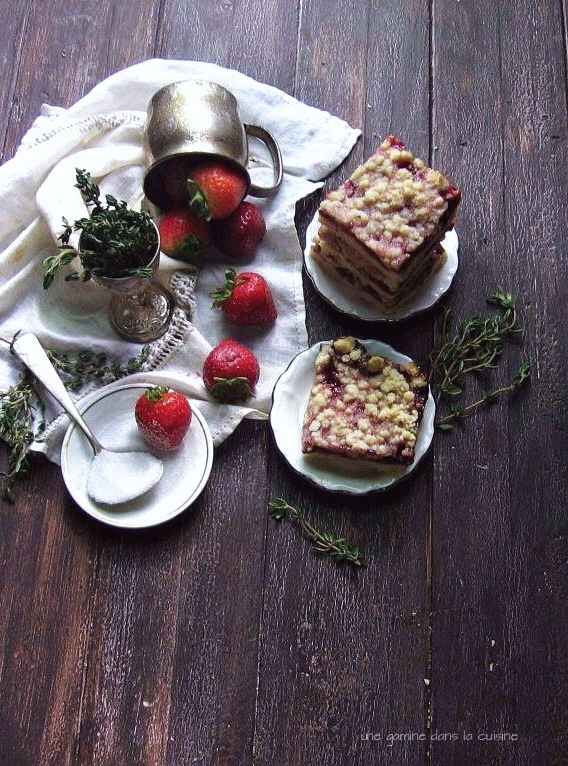 strawberry + thyme crumb bars :: une gamine dans la cuisine