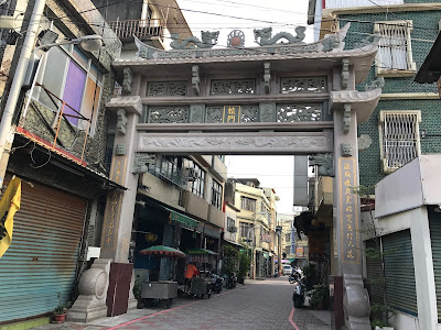 東隆宮旁的牌樓,一看就很有歷史感
