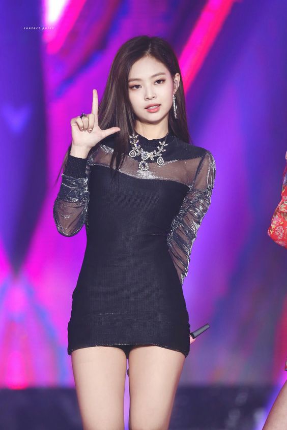 Blackpink's Jennie Looks Like A Mannequin In This Tight Dress!