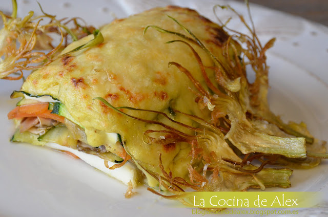 Milhojas De Verduras Y Queso Fresco Con Bechamel De Curry Y Crujiente De Alcachofas