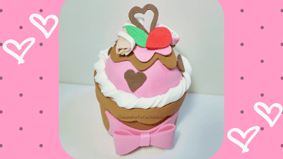 diy-cupcake-con-corazones-en-goma-eva