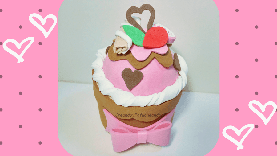 diy-cupcake-con-corazones-en-goma-eva
