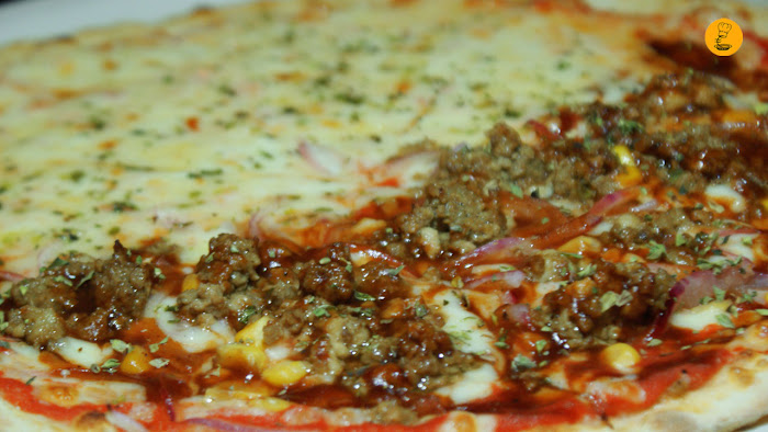 Pizza cuatro quesos y barbacoa en Massart Madrid pizzas