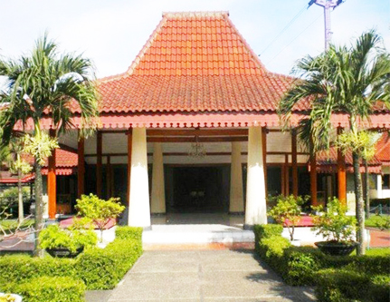 Rumah adat kasepuhan berasal dari daerah