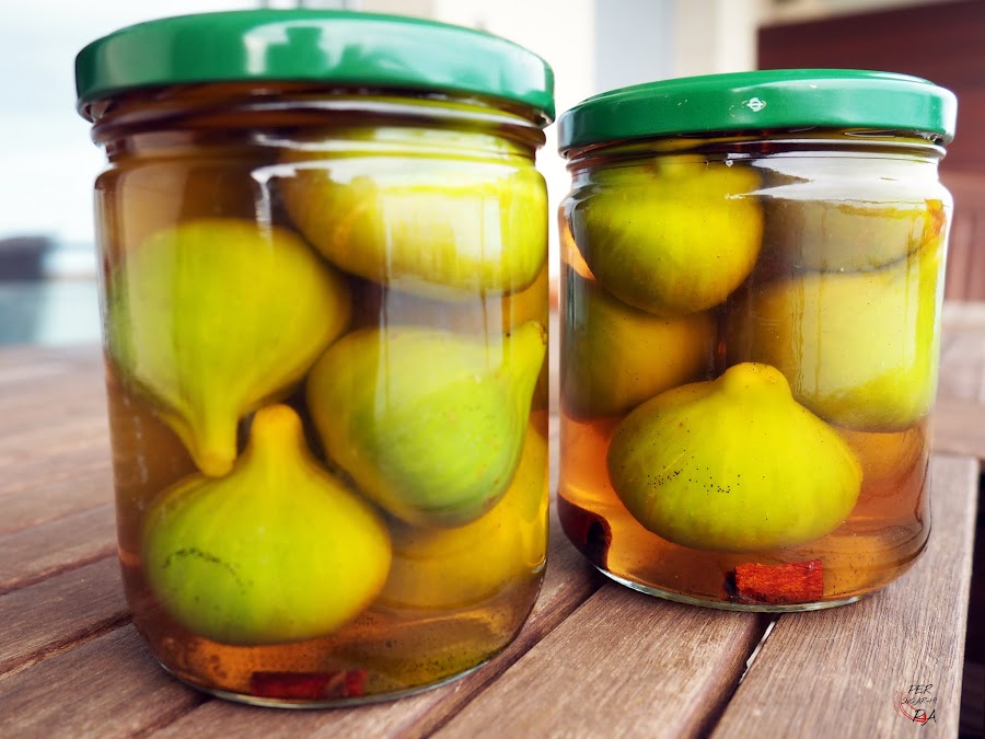 Higos macerados en un almíbar aromatizado con vainilla, canela, anís estrellado, clavo, piel de naranja y licor de nueces