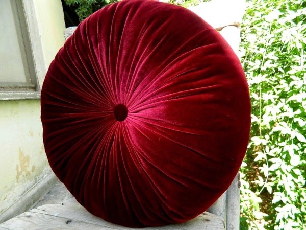 Round seat cushion for a cosy ambience