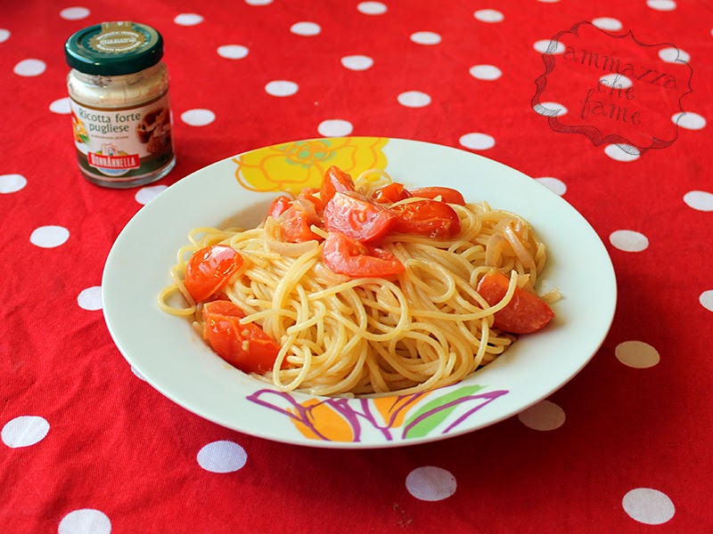 Spaghetti con pomodorini e ricotta forte