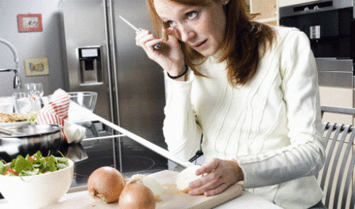 تعرفى على الحيل التى تجعلك تقطعى البصل بدون دموع