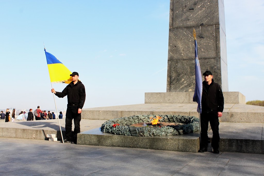 Почётный караул сил АТО у Вечного огня в парке Славы