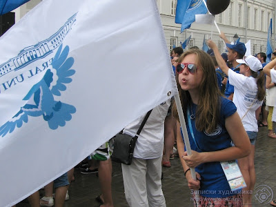 Девушка с флагом Универсиады 2013