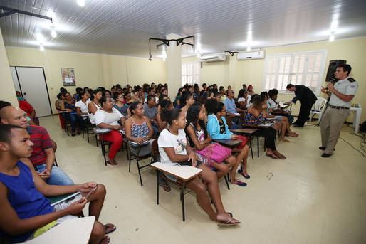 Base comunitária prepara moradores para mercado de trabalho
