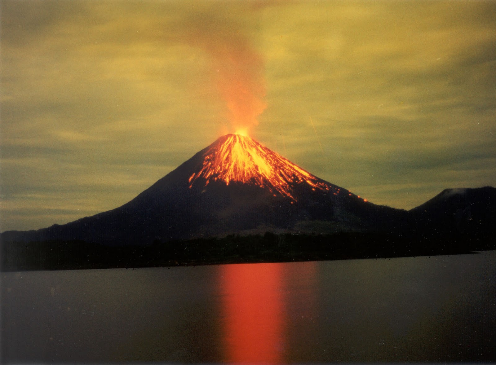 Spectacular Images Of Turrialba Volcano Eruption