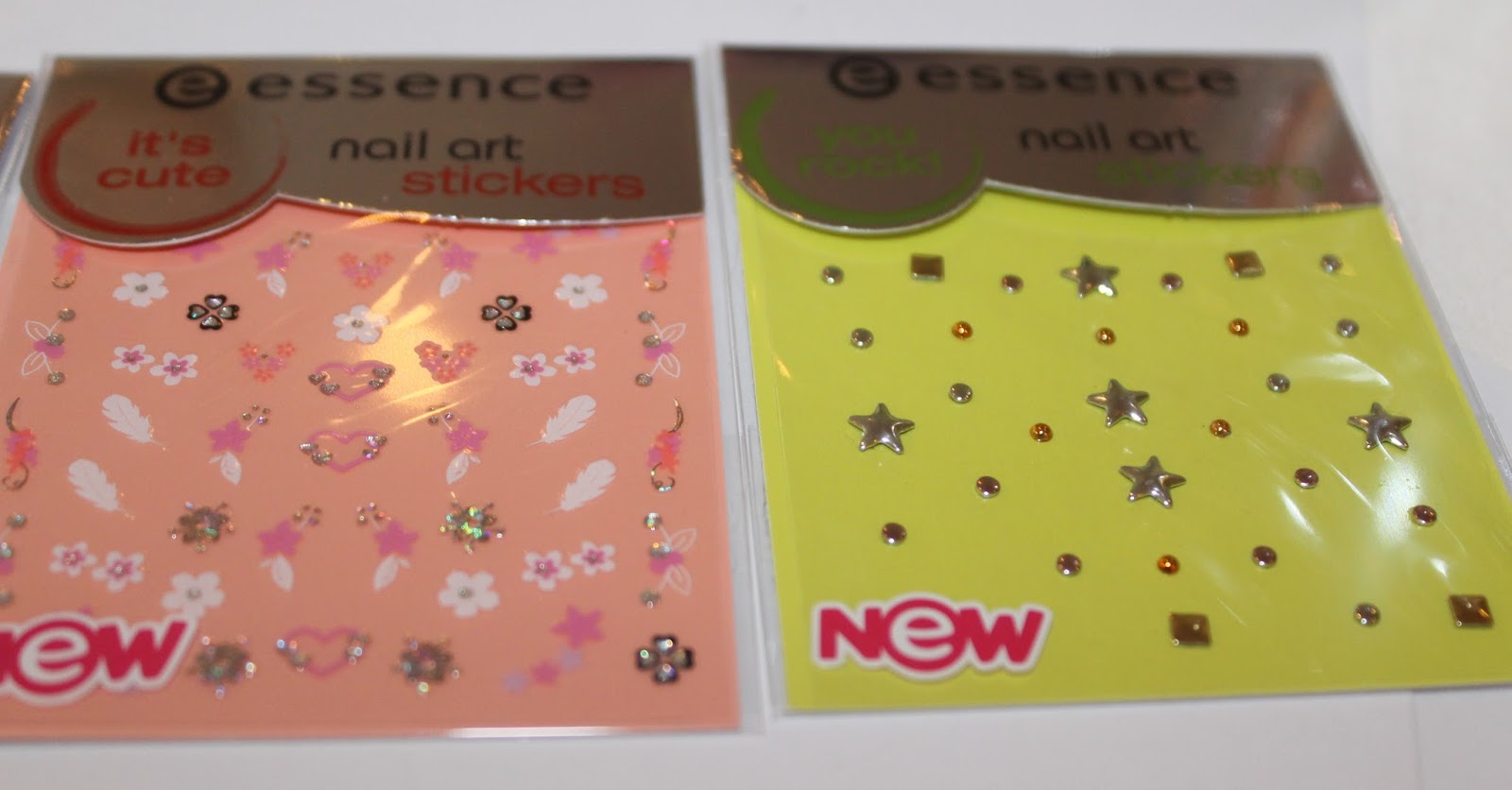 Blumen im Nirgendwo Erste Eindrücke essence nail art sticker und french glam tip stickers
