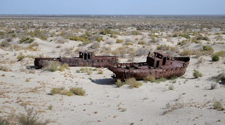 Fuente: http://www.mirutadelaseda.com/wp-content/uploads/2010/11/P9243254-Moynaq-Nukus-Aral-sea-mar-central-asia-uzbekistan-ecology-disaster-desastre-ecol%C3%B3gico-sostenibilidad-sustainability.jpg