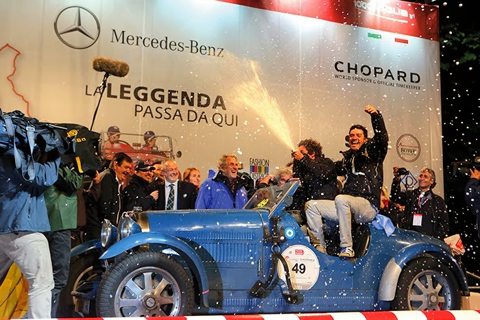Um Bugatti clássico na premiação das mil milhas italianas percorridas em 2013. O evento conta com grandes patrocinadores e intensa cobertura da mídia.