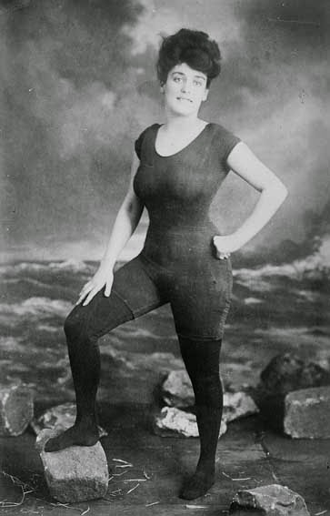 52 photos of women who changed history forever - After Annette Kellerman was photographed wearing a bathing suit, she was arrested due to public indecency (1907).