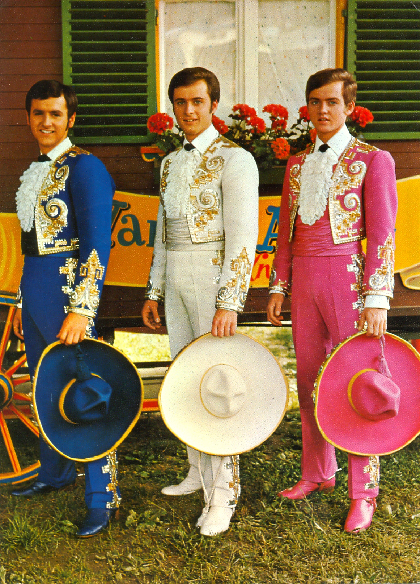 Louis Knie senior, Fredy Knie junior et Rolf Knie junior portant des costumes de mexicain fabriqué à Paris par la maison Vicaire