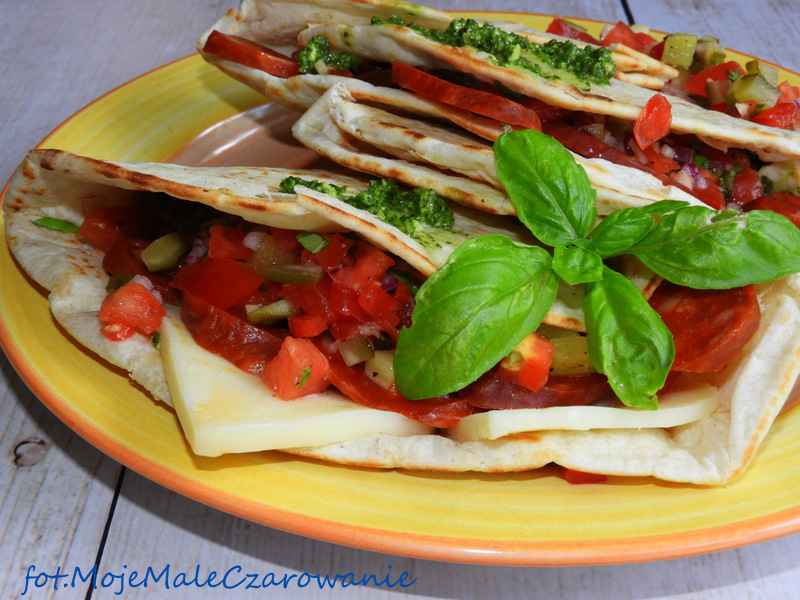 Włoska piada z chorizo i mozzarellą Moje Małe Czarowanie Dorota OwczarekOsowski