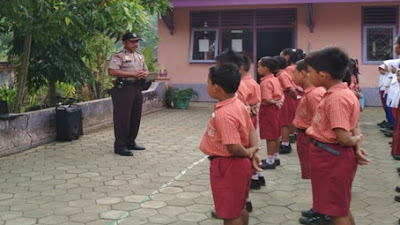 Anggota Polsek Pituruh, Memberikan Himbauan Kepada Siswa SD N Sikambang Dalam Tertib Berlalu Lintas dan Bahaya Narkoba