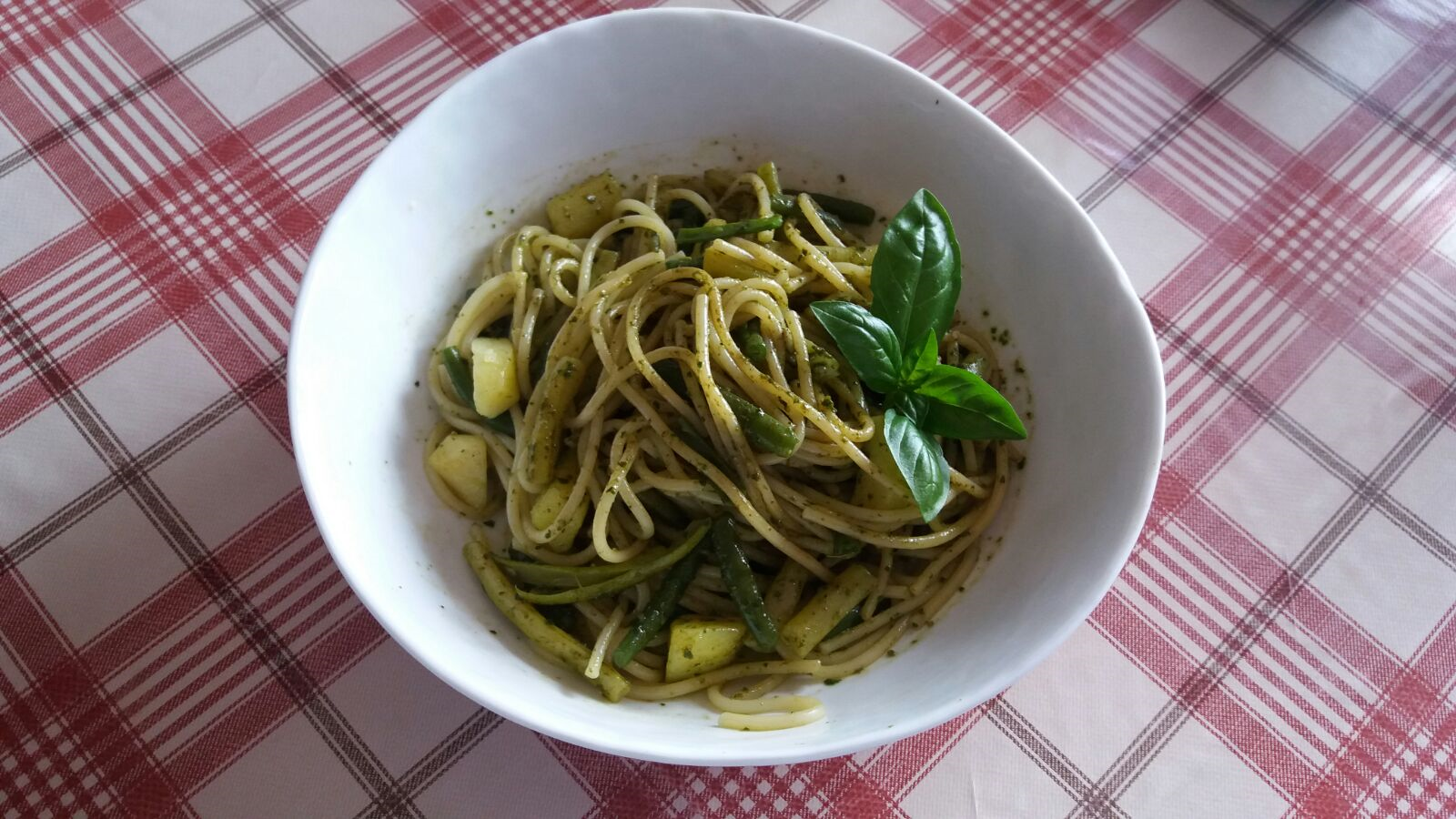 PASTA CON PESTO, FAGIOLINI E PATATE PASTA CON PESTO, FAGIOLINI E PATATE