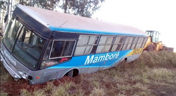 Mamborê: Susto na estrada! Ônibus com 40 alunos quase tomba...