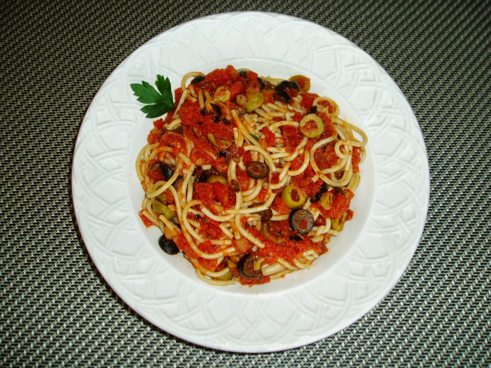 Meatless Mediterranean Spaghetti with Tomatoes and Mixed Olives