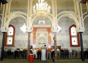 Varios fieles rezan ayer en la mezquita de la M-30.