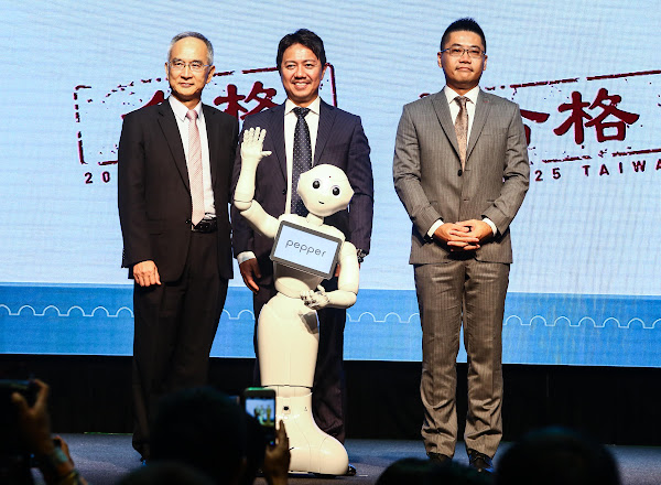 左起為鴻海副總裁暨亞太電信董事長呂芳銘、SoftBank Robotics Holdings執行長富澤文秀、沛博科技總經理林義勛。圖片來源:蔡仁譯攝影。 左起為鴻海副總裁暨亞太電信董事長呂芳銘、SoftBank Robotics Holdings執行長富澤文秀、沛博科技總經理林義勛。圖片來源:蔡仁譯攝影。