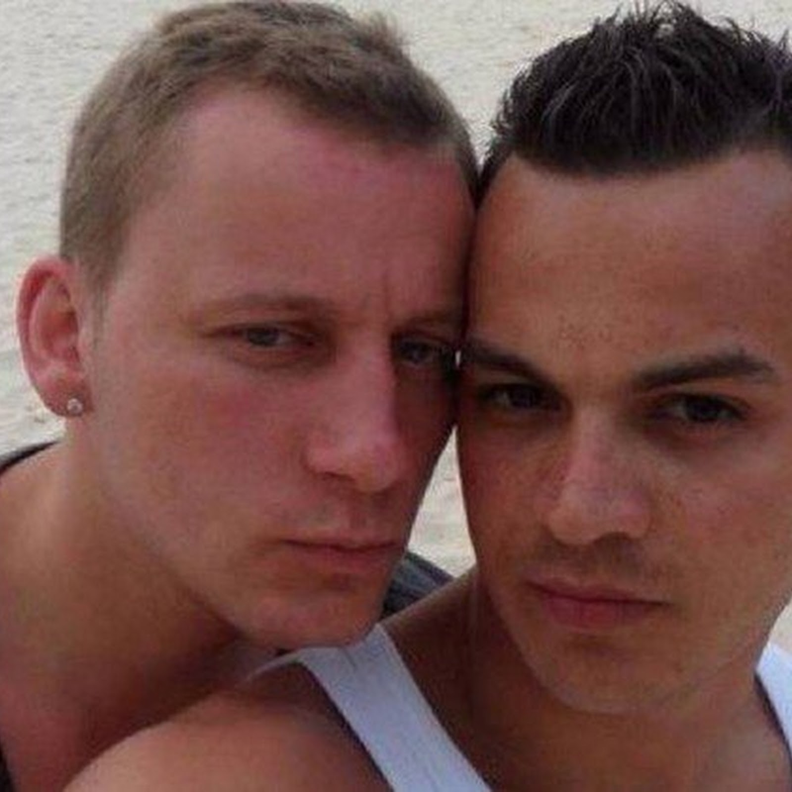 Heterossexuais da Holanda estão andando de mãos dadas em protesto a agressão contra casal gay Heterossexuais da Holanda estão andando de mãos dadas em protesto a agressão contra casal gay