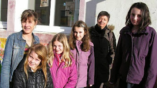 Les quatre jeunes choisies pour représenter l'école, accompagnées de Noëlle Gauchet et Patricia Hellec.