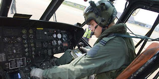 El principe Guillermo revisando los controles de su helicoptero Sea King en Bangor Gales. big home 719704