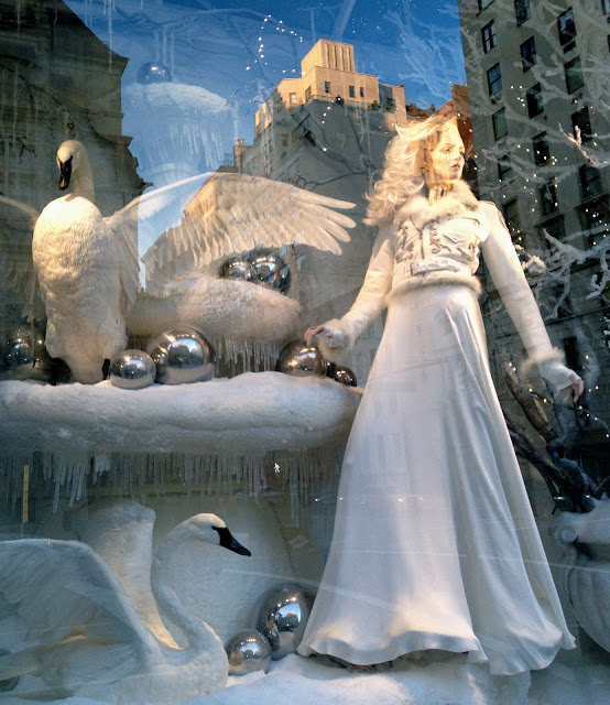 hampton hostess SO GLAMOROUSRALPH LAUREN HOLIDAY WINDOWS