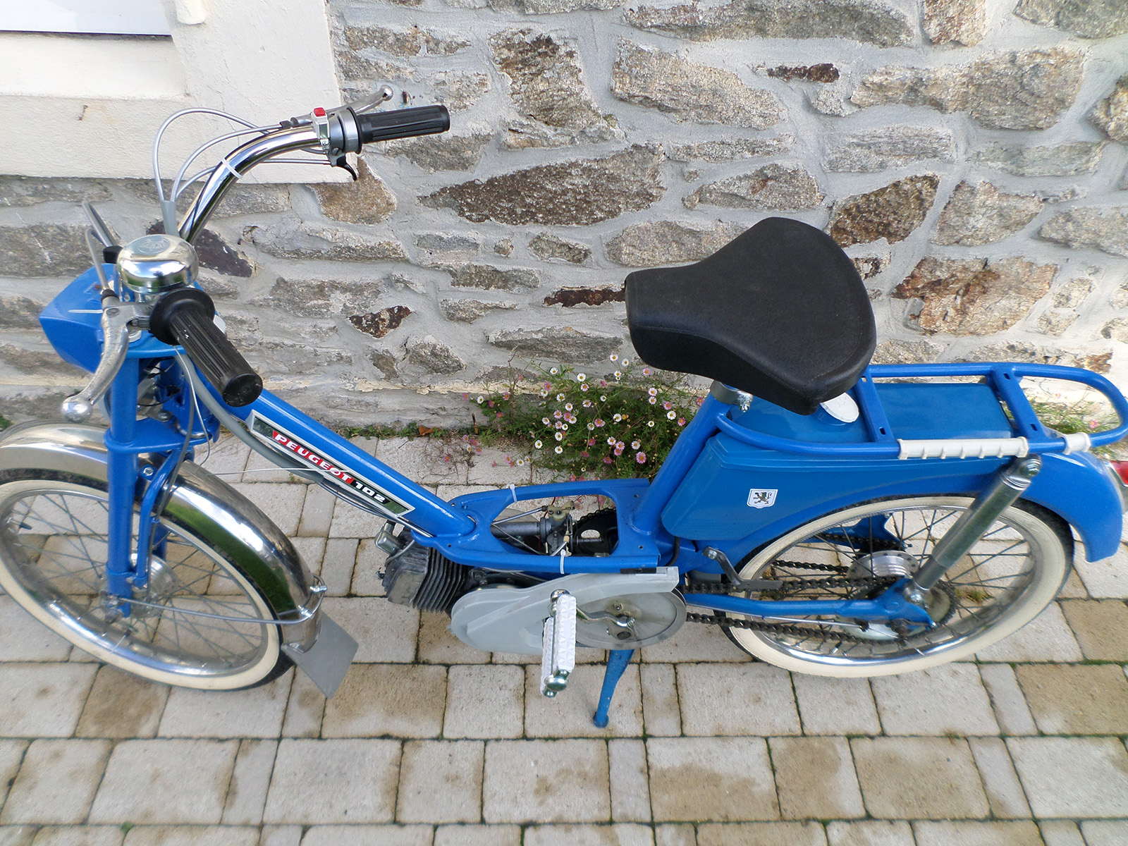 peugeot-102-ms-de-1968-pose-des-roues-et-pneus-flanc-blanc