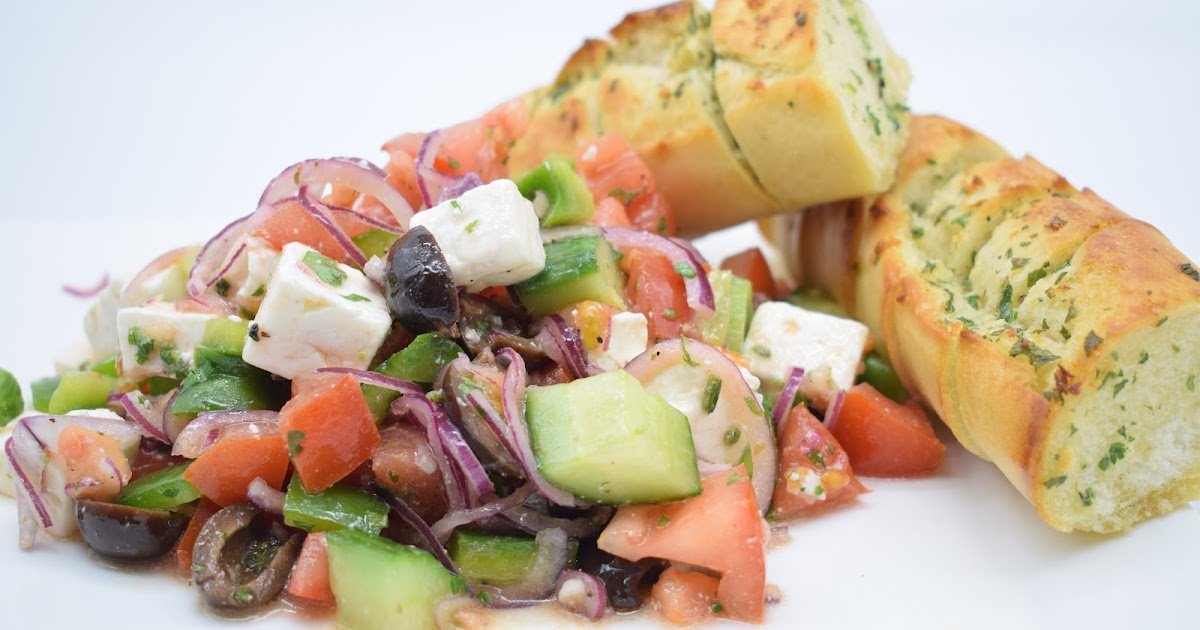 Greek salad with garlic bread Griekse salade met lookbrood