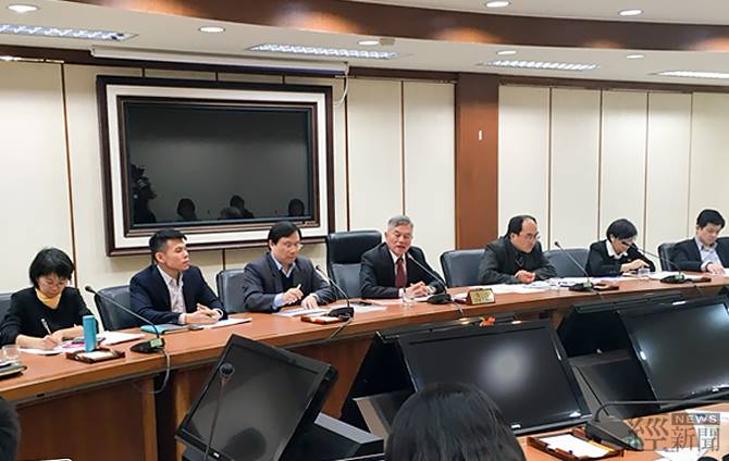 經濟部長沈榮津(左四)說明離岸風電分配機制。