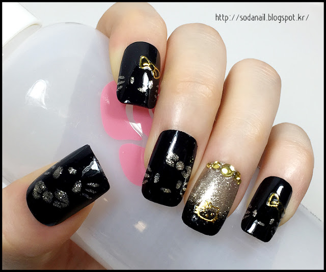 black and gold nails