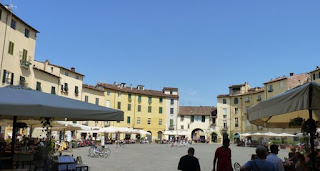 Plaza del anfiteatro o Plaza del Mercado de Lucca. Plaza del anfiteatro o Plaza del Mercado de Lucca.