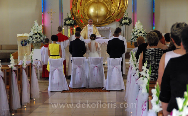 Ślubna dekoracja kościoła w Opolu na biało
