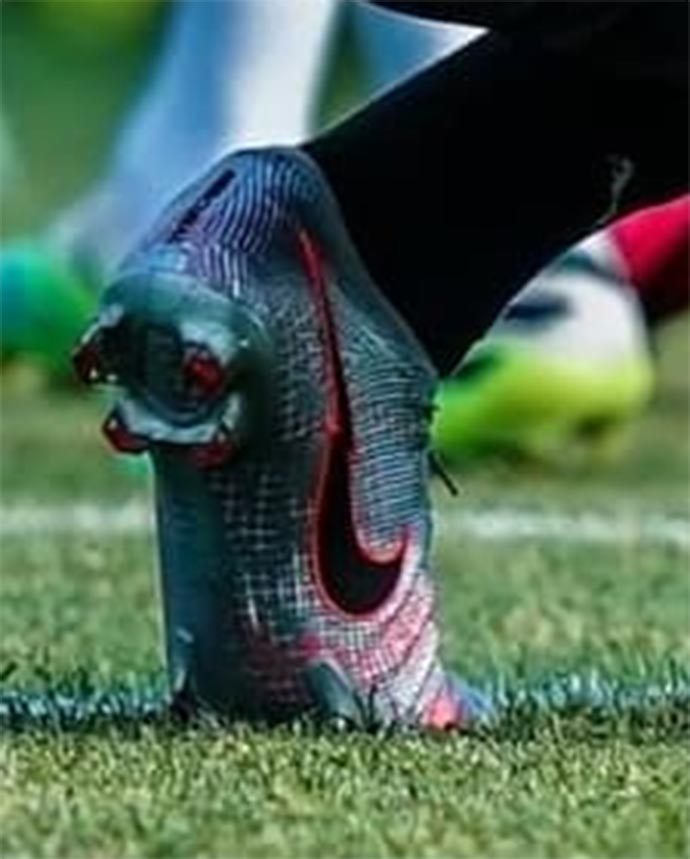 No Puma Contract? 'God' Ibrahimovic Returns To Training With Nike Boots - Footy Headlines