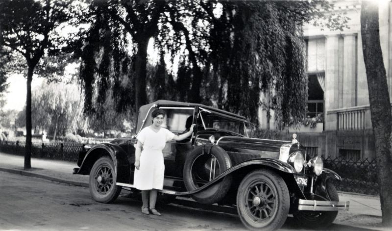 37 Cool Pics That Capture Women Posing With Their '30s Cars ...