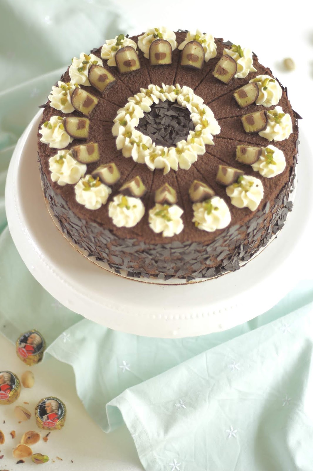Köstliche Mozarttorte mit Schokolade, Nougat, Pistaziensahne und Mozartkugeln - Rezept und Video Köstliche Mozarttorte mit Schokolade, Nougat, Pistaziensahne und Mozartkugeln - Rezept und Video