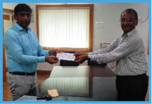 जिलापदाधिकारी और चीनी मिल कर्मियों ने बाढ़ पीड़ितों के मदद के लिए राहत कोष में दिया अपना वेतन 2 जिलापदाधिकारी और चीनी मिल कर्मियों ने बाढ़ पीड़ितों के मदद के लिए राहत कोष में दिया अपना वेतन 2