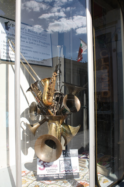 musical instrument display