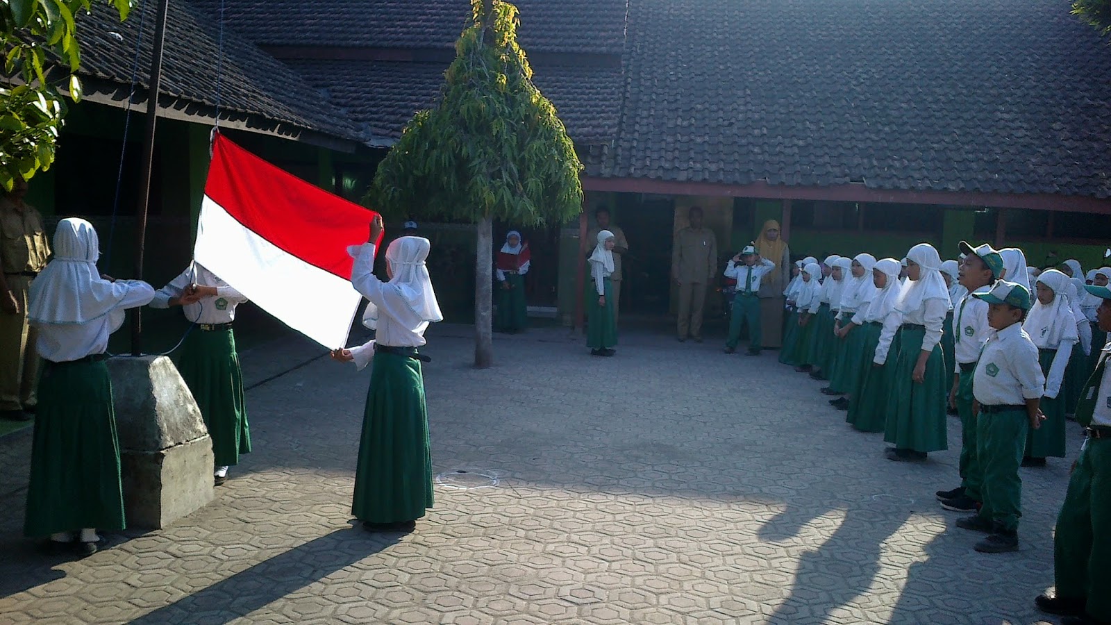 Peringatan Hari Pahlawan MI Rohmatul Ummah Klampisan ~ MI 