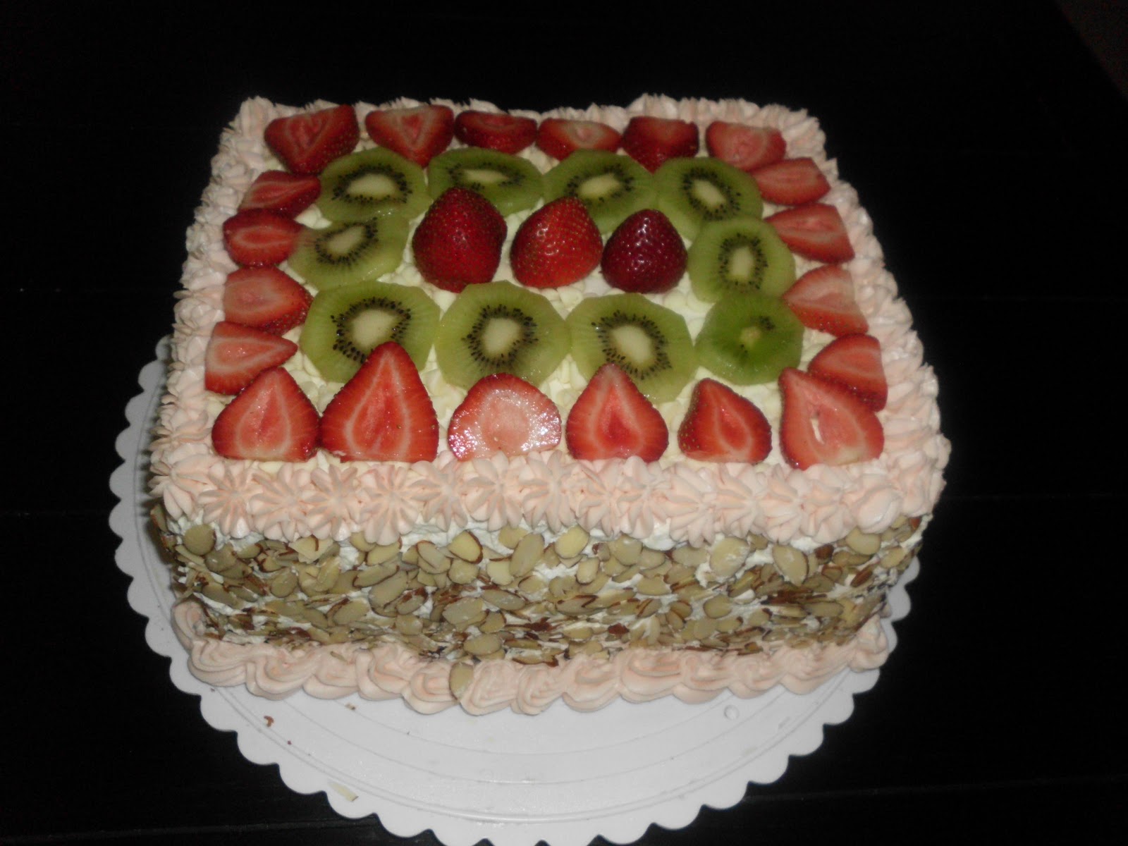 Michaelina's Cakes Strawberry & Kiwi Birthday Cake