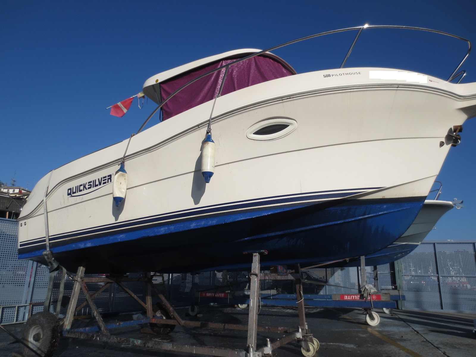 Viviendo a Pesar de la Crisis: Barco en Dique Seco