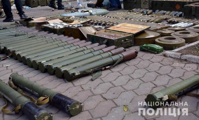 Поліція на Донеччини виявила склади з тисячами боєприпасів