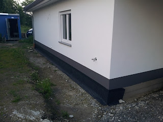 Anita & Dirk´s Bautagebuch - Winkelbungalow: Abdichtung Sockel - Noppenbahn