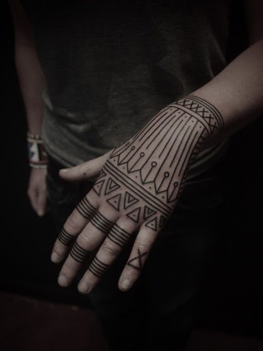 Esta peça incorpora elementos populares em mandalas para a imagem usada para cobrir o portador da mão esquerda, a tatuagem é processado em tinta preta.